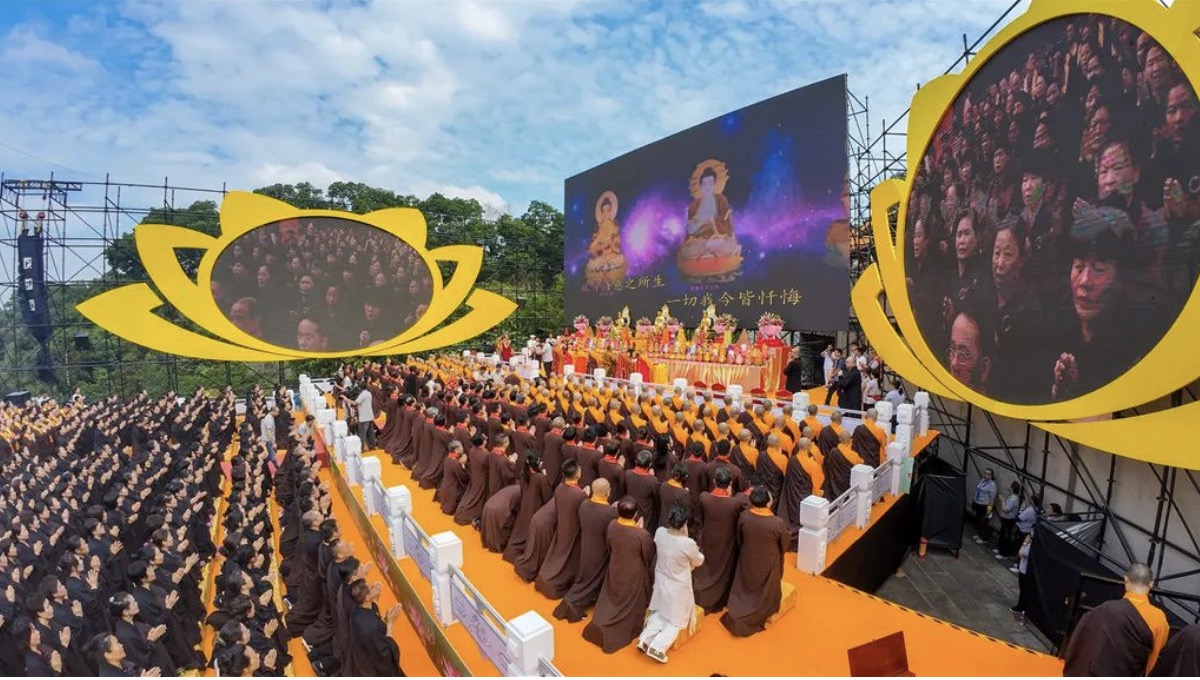 纪念本焕长老诞辰118周年暨2024年普佛供灯祈福大典在弘法寺举行