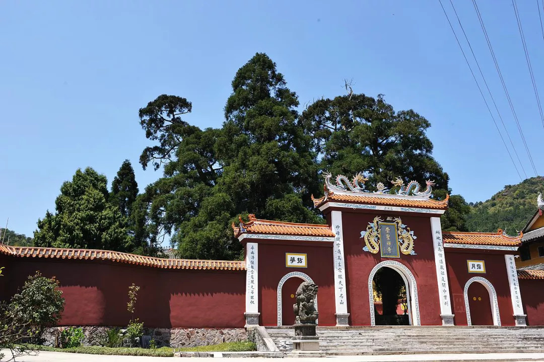 20岁赴战场救援，被日军关押从容不迫，这位高僧有一身浩然正气！