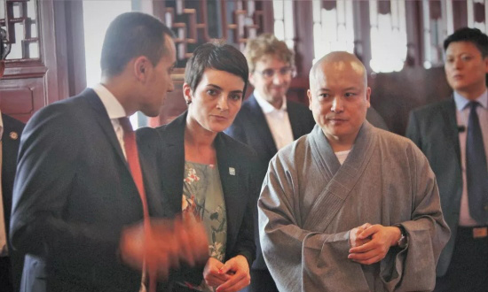 意大利副总理访问成都大慈寺 体验中国传统文化