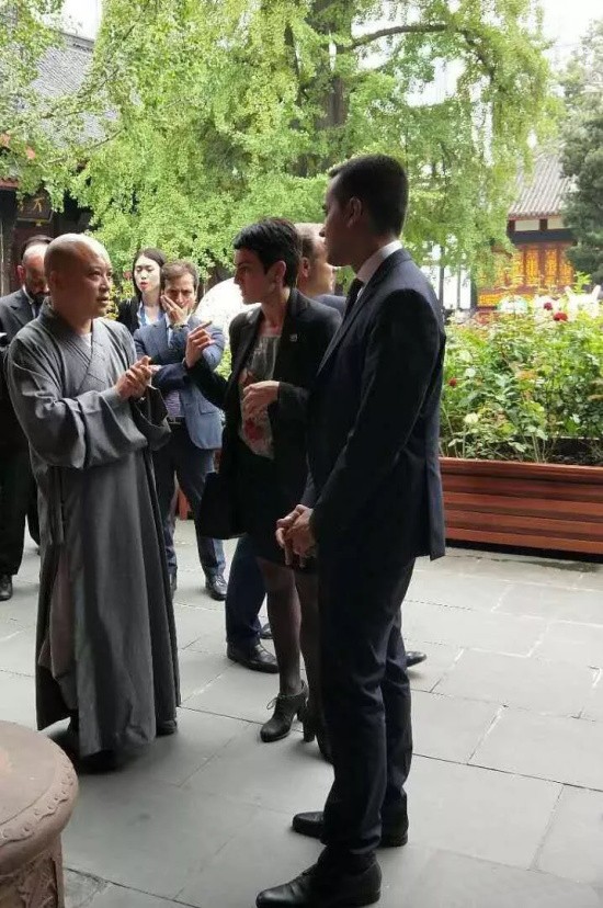 意大利副总理访问成都大慈寺 体验中国传统文化