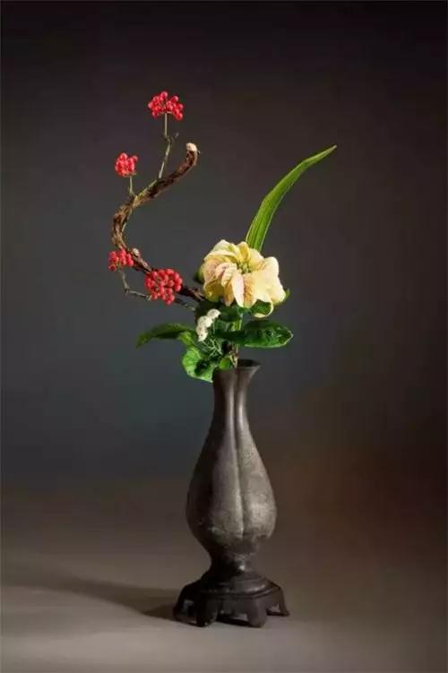 春事繁盛，插花留春，留春不住，缓缓归