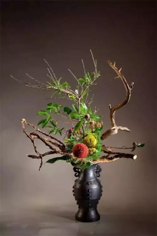 春事繁盛，插花留春，留春不住，缓缓归