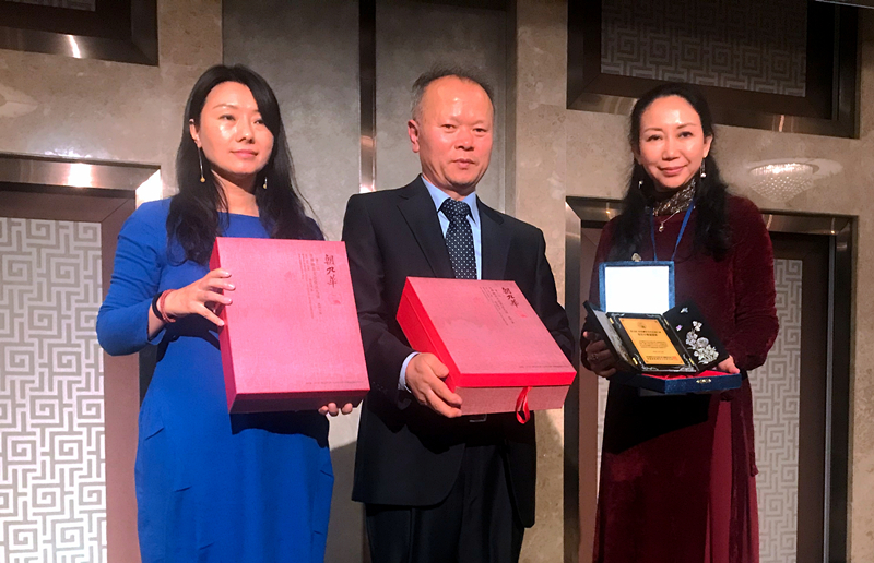 作为本次大会指定特选用茶,安徽国润茶业有限公司代表蔡岚、张英向大会组委会亮相红茶新品“朝九华”。