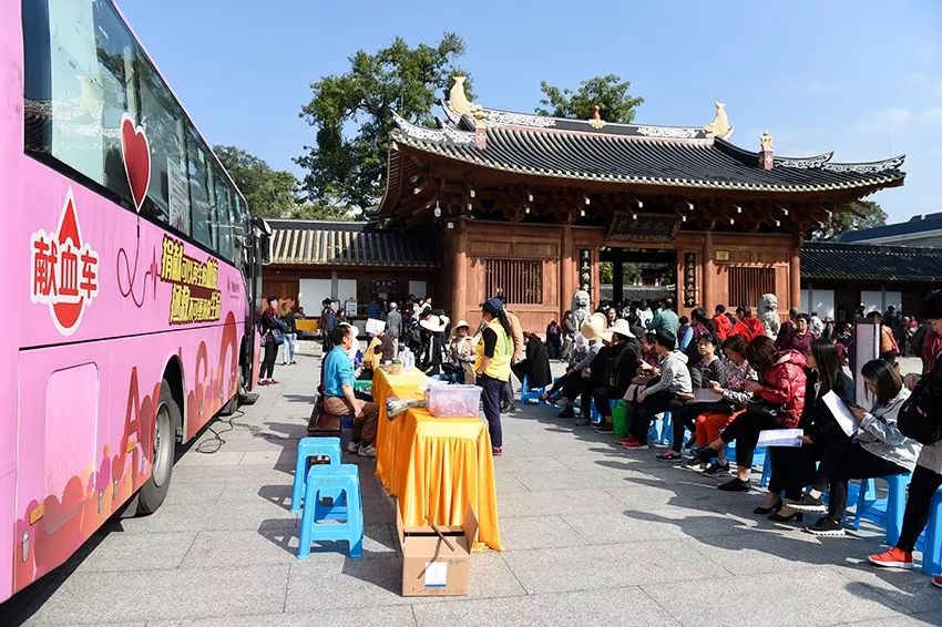 广州光孝寺举行无偿献血活动，百余信众排队献爱心