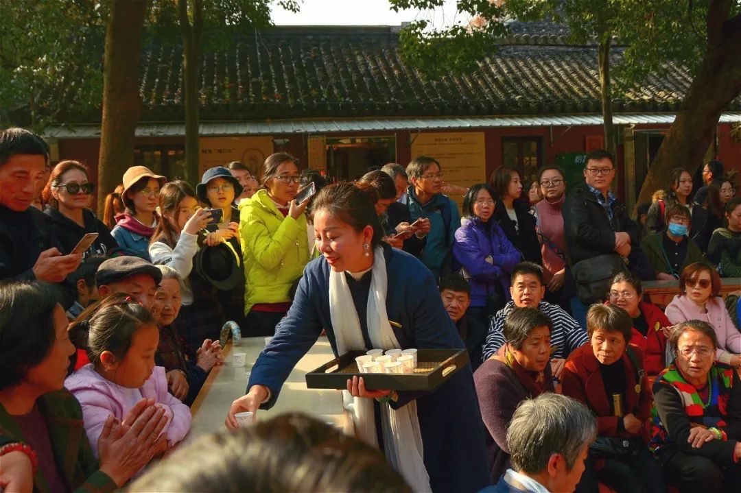 两天洗2万多个碗  栖霞寺这群“红马甲”用行动温暖整个红枫节