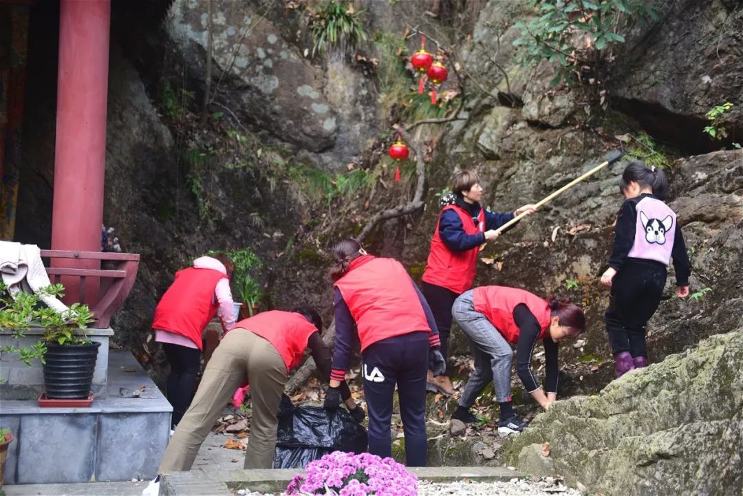 两天洗2万多个碗  栖霞寺这群“红马甲”用行动温暖整个红枫节