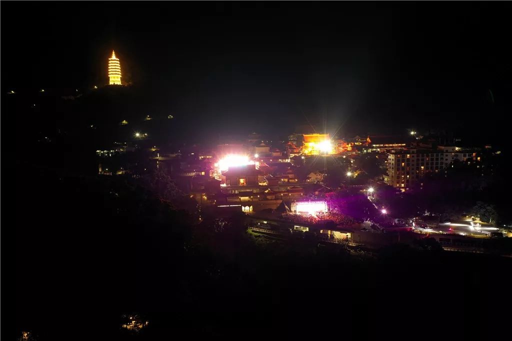 寺院跨年 | 盛世钟鸣•祈福五洲——深圳弘法寺举行2019新年鸣钟供灯祈福法会