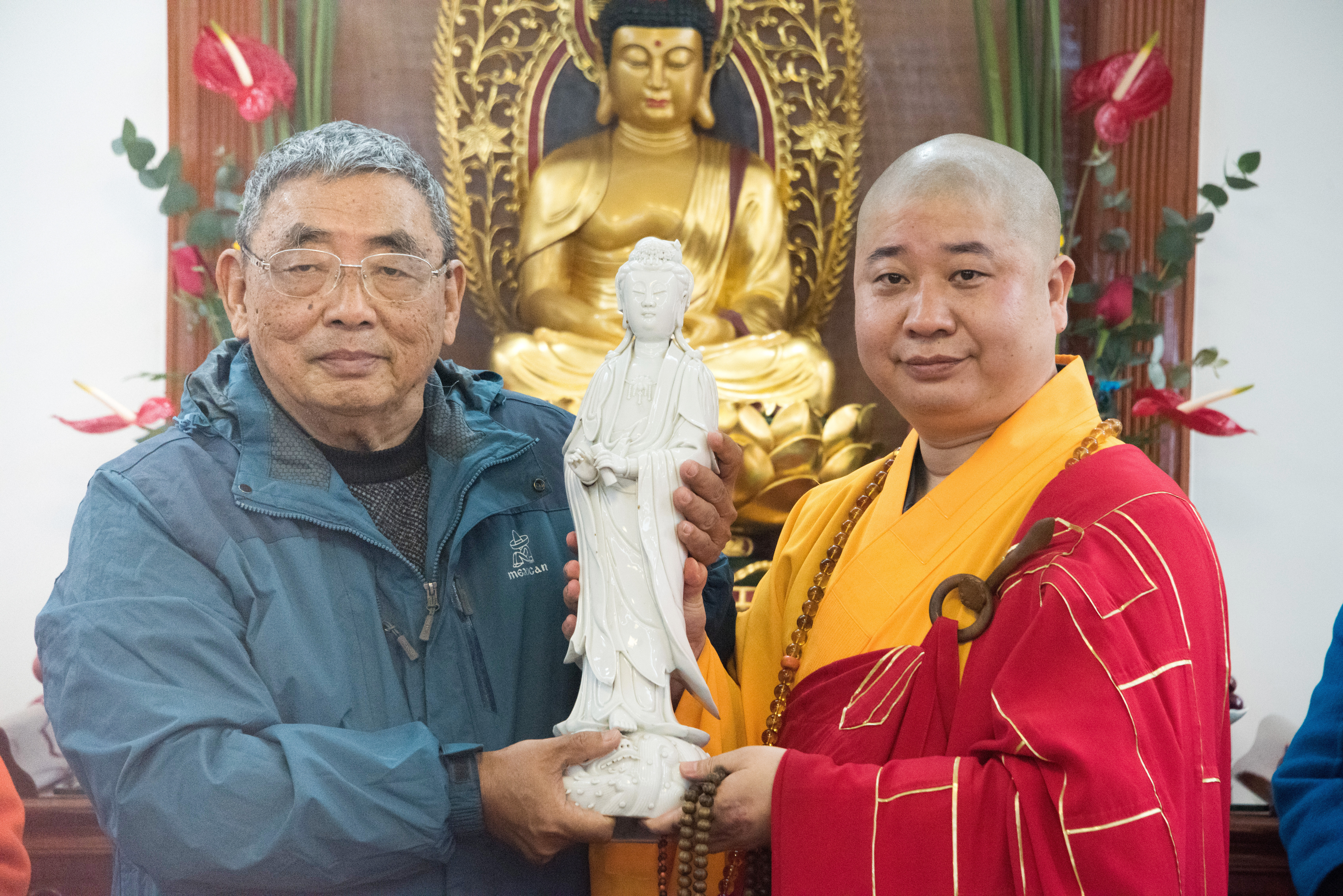 厦门南普陀寺举行何丙仲先生清代白瓷观音祈福捐赠座谈会