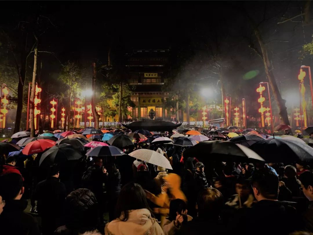 新闻组图 | 怀着虔诚心冒雨而来 除夕夜里的杭州灵隐寺很温暖