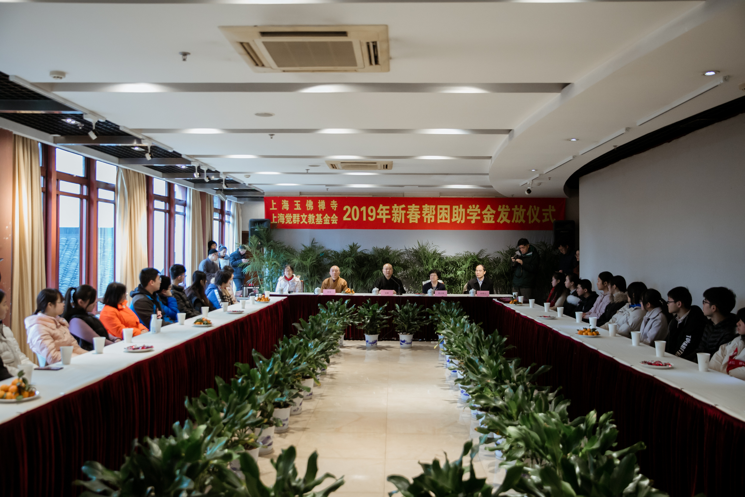 用爱心浇灌希望  上海玉佛禅寺举行新春慈善助学活动