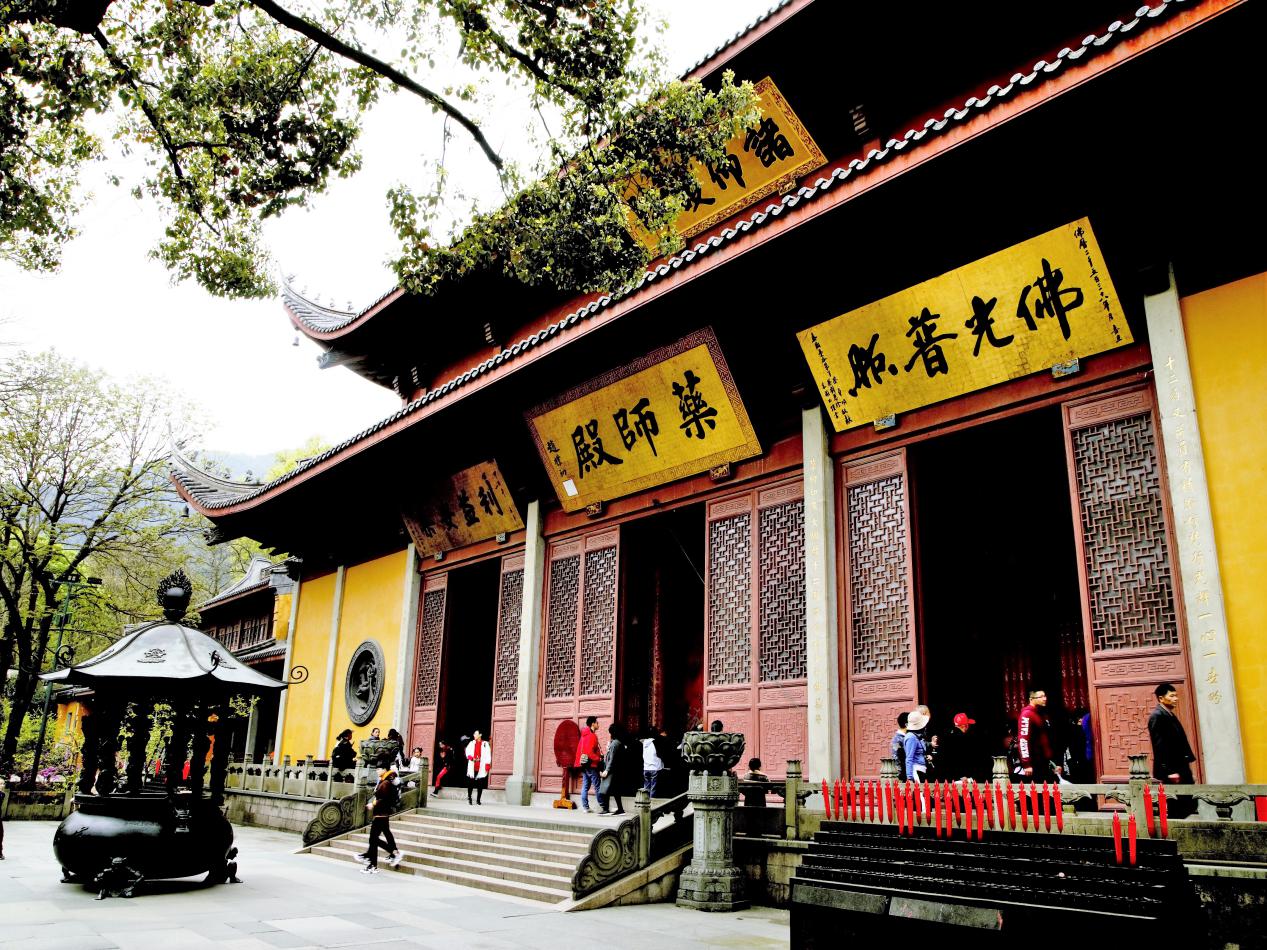 杭州灵隐寺超荐四川凉山森林火灾牺牲英灵 悼念救火英雄祈愿灾难平息
