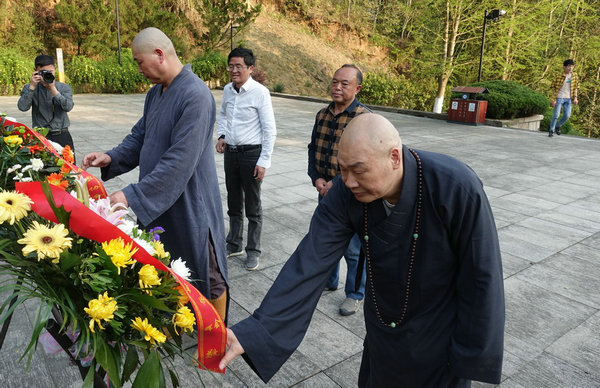 清明追思 圣辉法师前往安徽太湖县祭拜赵朴老