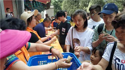 粽情端午 河南少林寺准备了3000多个粽子送游客