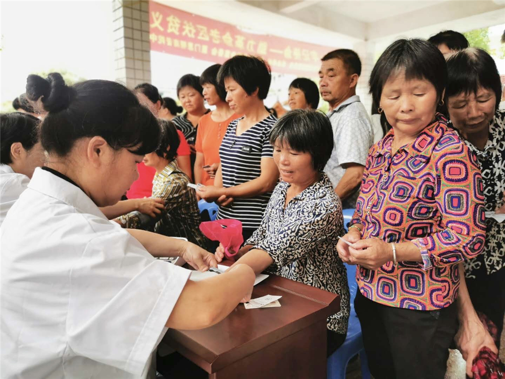 视频 | 南普陀寺慈善会扶贫义诊 回程偶遇小患者 医生们纷纷出手