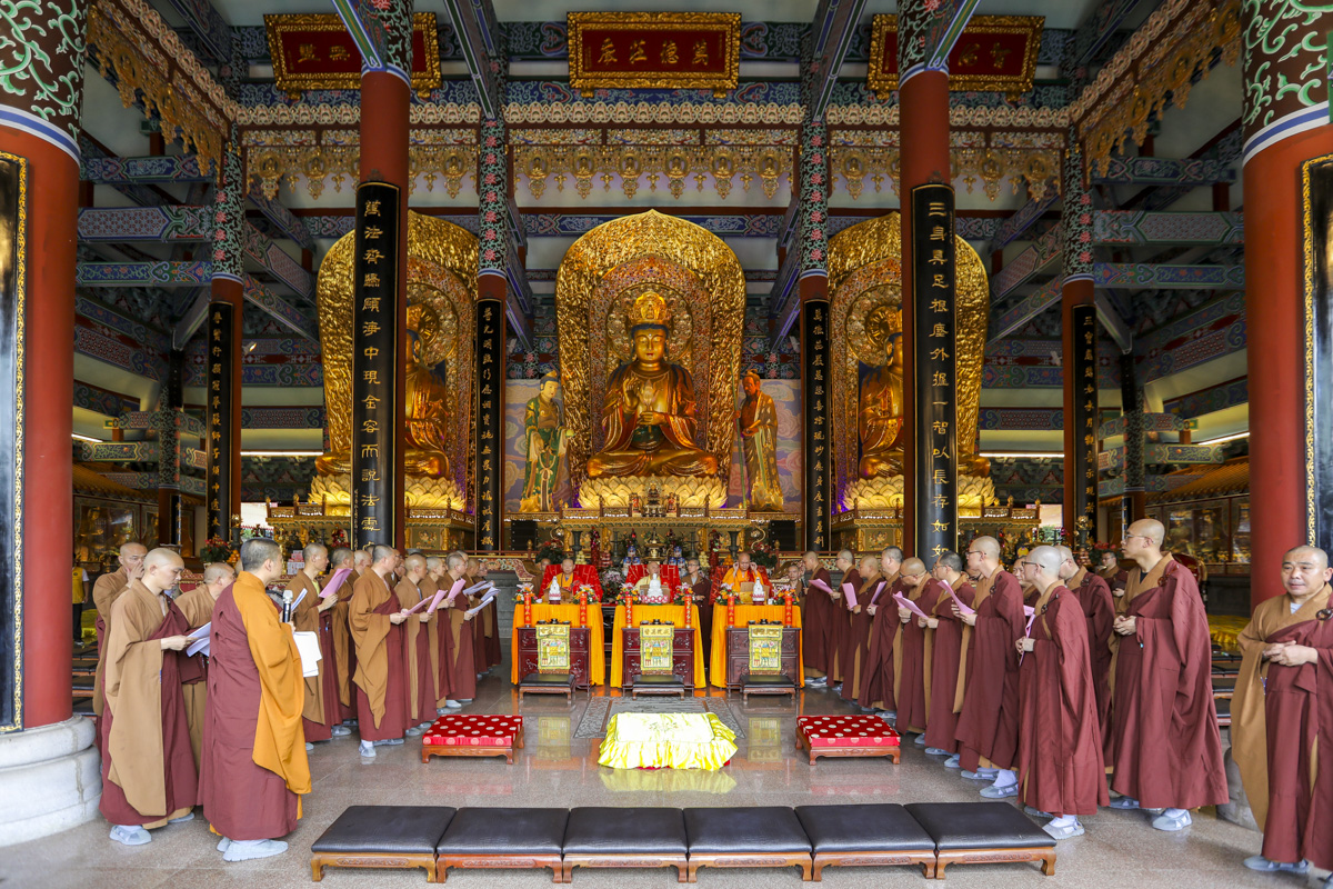 珠海普陀寺短期出家班第四日：男众剃度受戒 明生大和尚开示出家功德