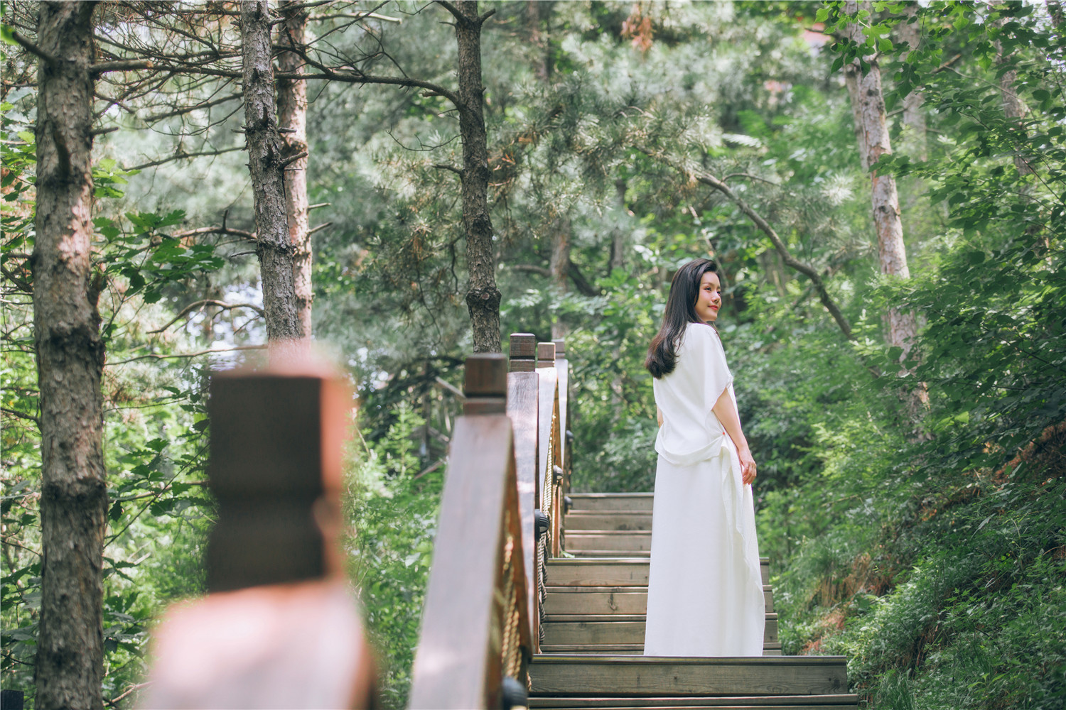 图集 | 温婉恬静！善乐使者何禹萱发布“绿日晴曦”祈福写真
