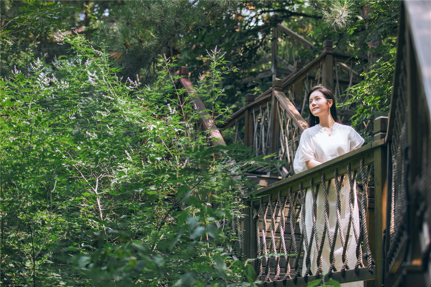 图集 | 温婉恬静！善乐使者何禹萱发布“绿日晴曦”祈福写真
