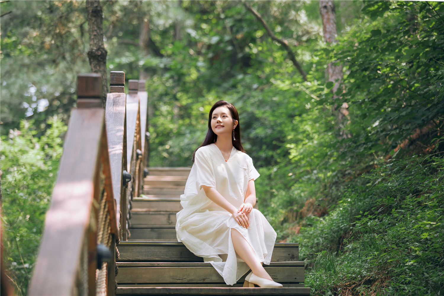 图集 | 温婉恬静！善乐使者何禹萱发布“绿日晴曦”祈福写真