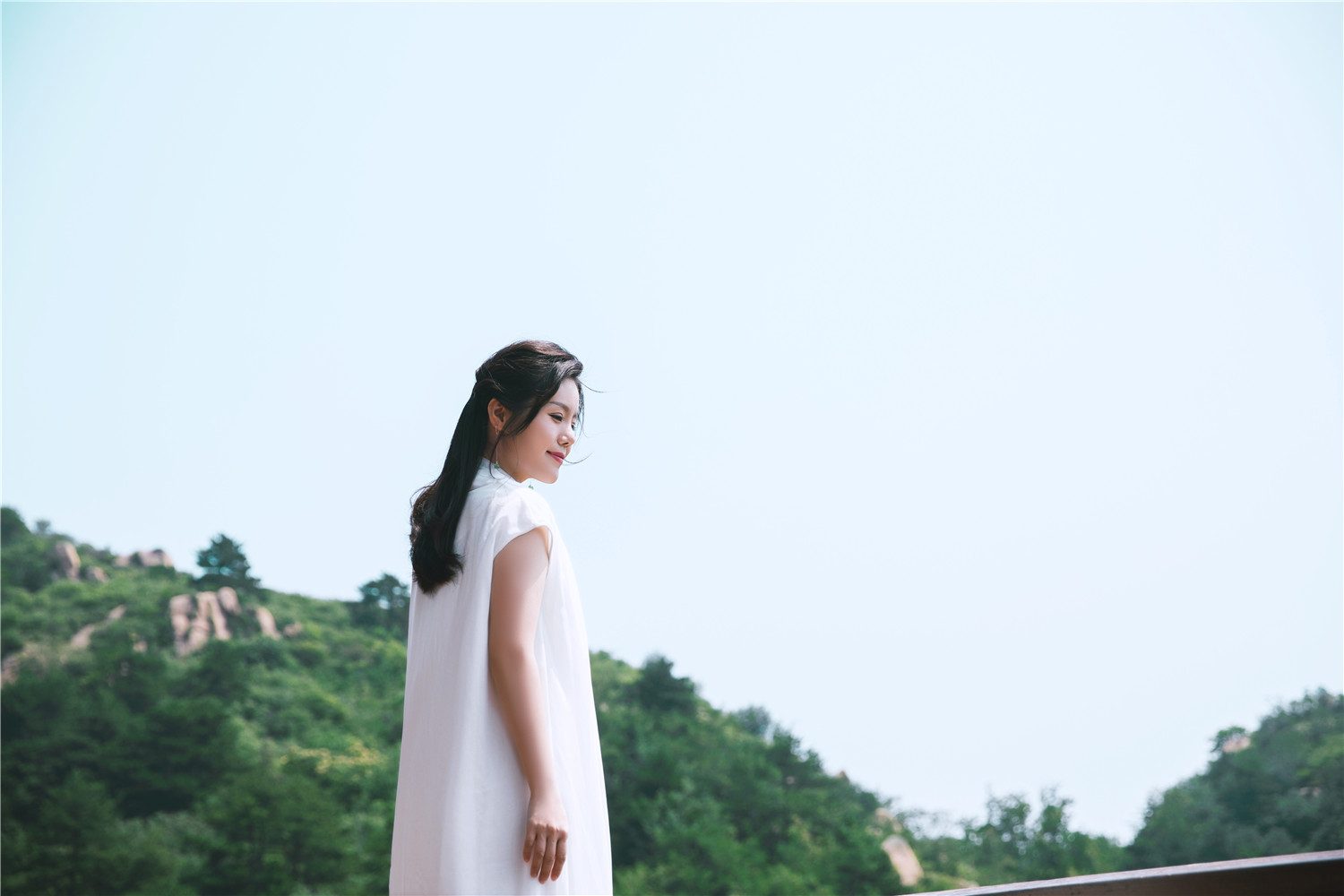 图集 | 温婉恬静！善乐使者何禹萱发布“绿日晴曦”祈福写真