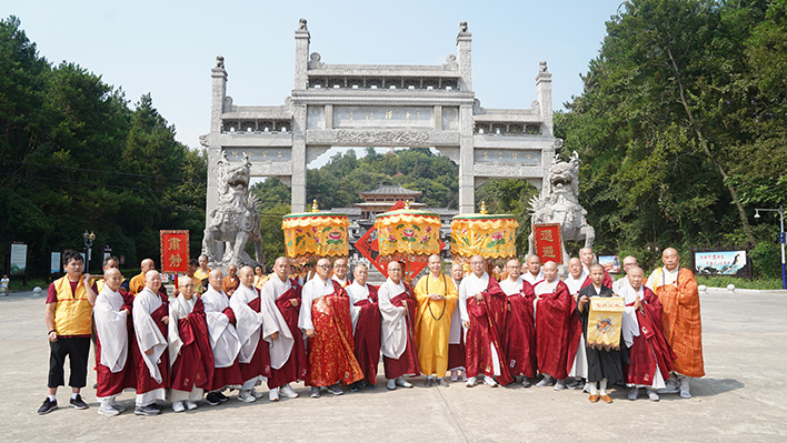 衣钵传承 法乳一脉 韩国曹洞宗总务院长德牛长老一行朝圣禅宗祖庭三祖禅寺