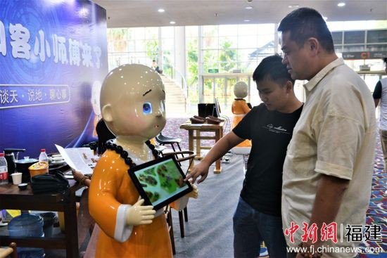 24小时全天候陪伴 人工智能机器人亮相厦门国际佛事用品展