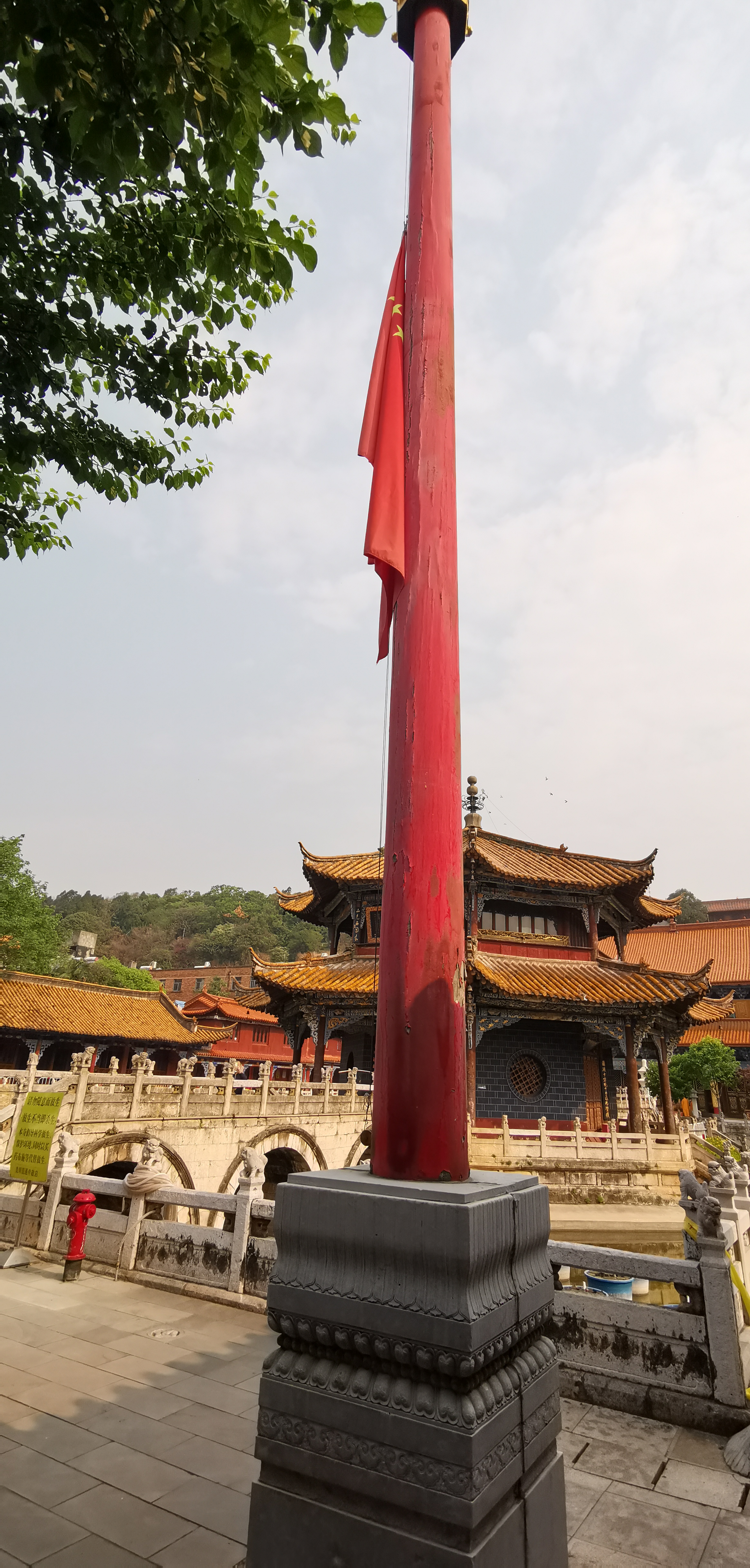 全国哀悼日 昆明圆通寺下半旗、默哀三分钟
