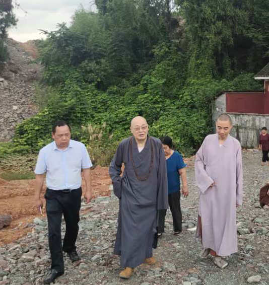 圣辉法师救灾途中专门到莲华寺看望日渐长大的弃婴并对当地宗教场所开展调研