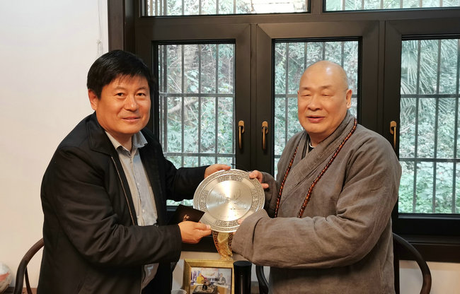 中国麻风防治协会张福仁理事长前往麓山寺看望名誉会长圣辉长老 (1).jpg