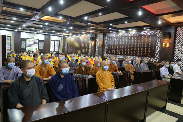 喜迎建党百年华诞——湖南佛教界认真收看“中国共产党成立100周年庆祝大会”实况 (7).JPG
