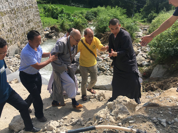 湖南佛慈2021救灾帮困助学慈善行第二站--新化水车镇长石村泥石流赈济