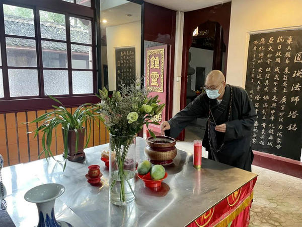 中国佛教协会副会长圣辉大和尚一行祭扫天童祖塔