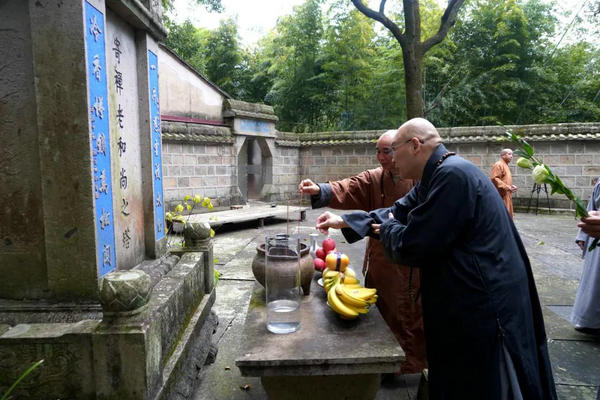 中国佛教协会副会长圣辉大和尚一行祭扫天童祖塔