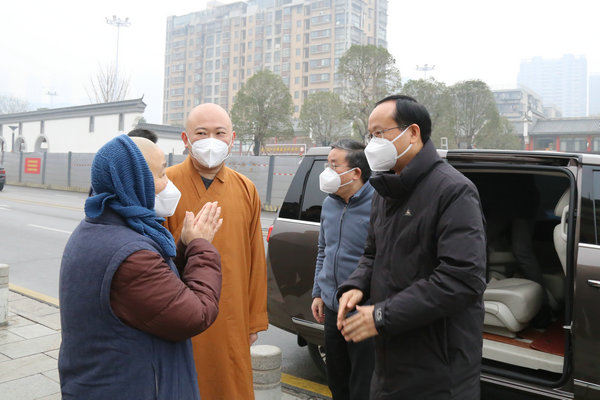 湖南省民宗委党组书记、主任，省委统战部副部长覃万成走访看望湖南省佛协班子成员