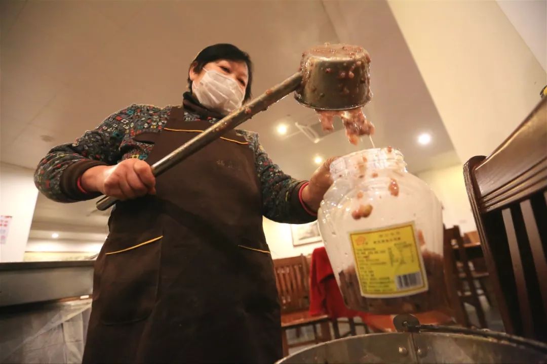 今年栖霞古寺腊八粥很特别：有料有劲道更有温暖