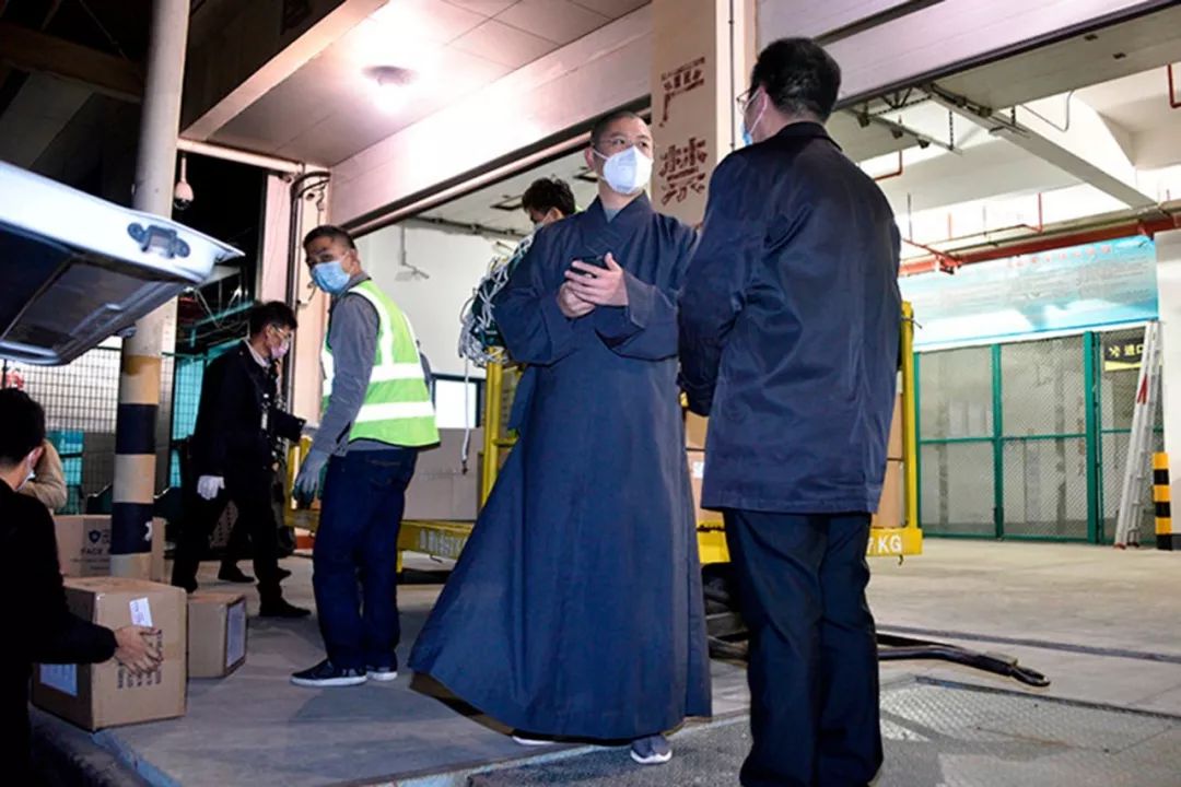 战“疫”在行动，与时间赛跑  南普陀寺慈善会海外采购第二批21万个口罩顺利运抵回国