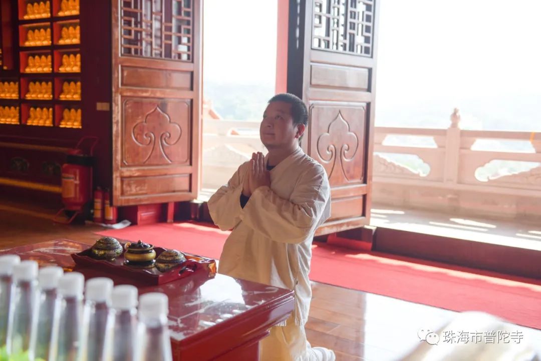 国际著名诗人、书画家李垚治先生参访珠海普陀寺 写下散文诗《书 僧》留住法喜