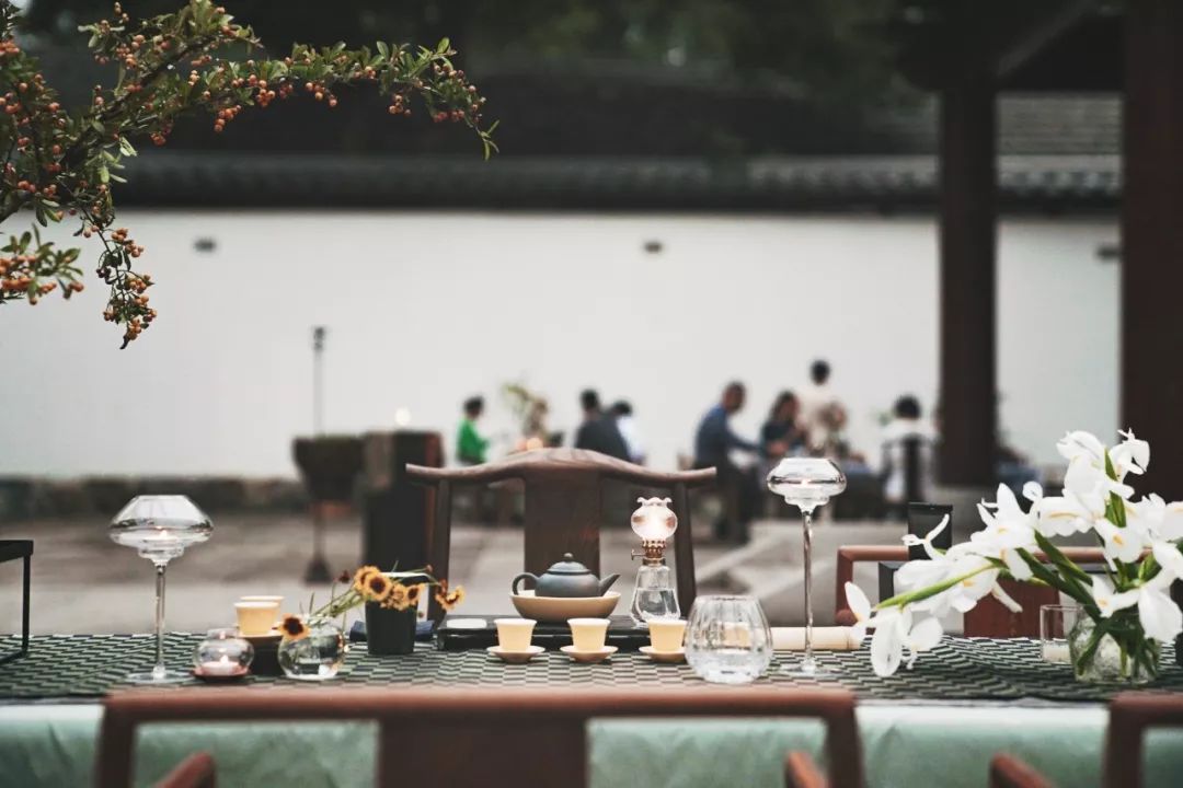 一场凌晨4点的雅聚:每个人都舍不得讲话
