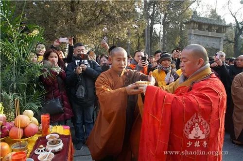 己亥年少林寺广施腊八粥:禅心施福粥,粥香溢全球