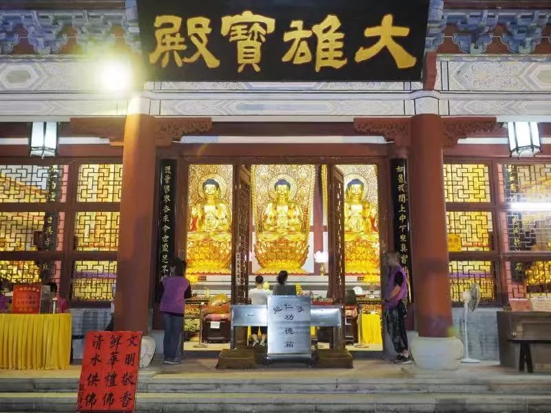 九九重阳，信众登高临古寺为长辈祈福