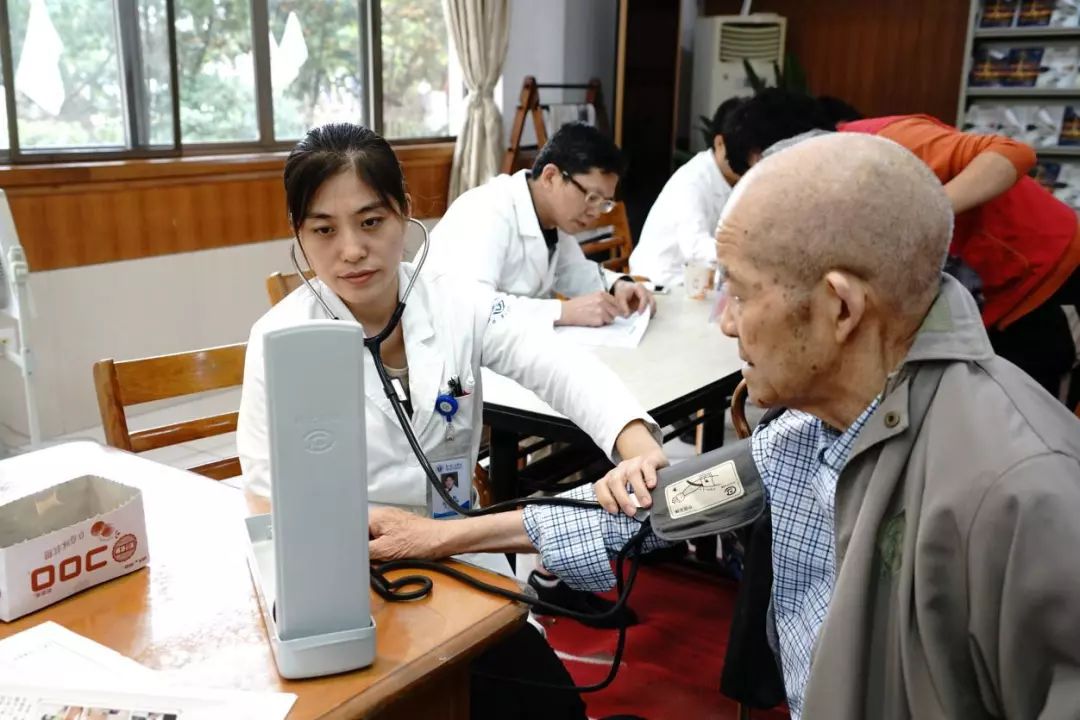 新闻 | 爱在重阳 情暖夕阳 杭州云林基金会邀专家走进老人公寓开展义诊活动