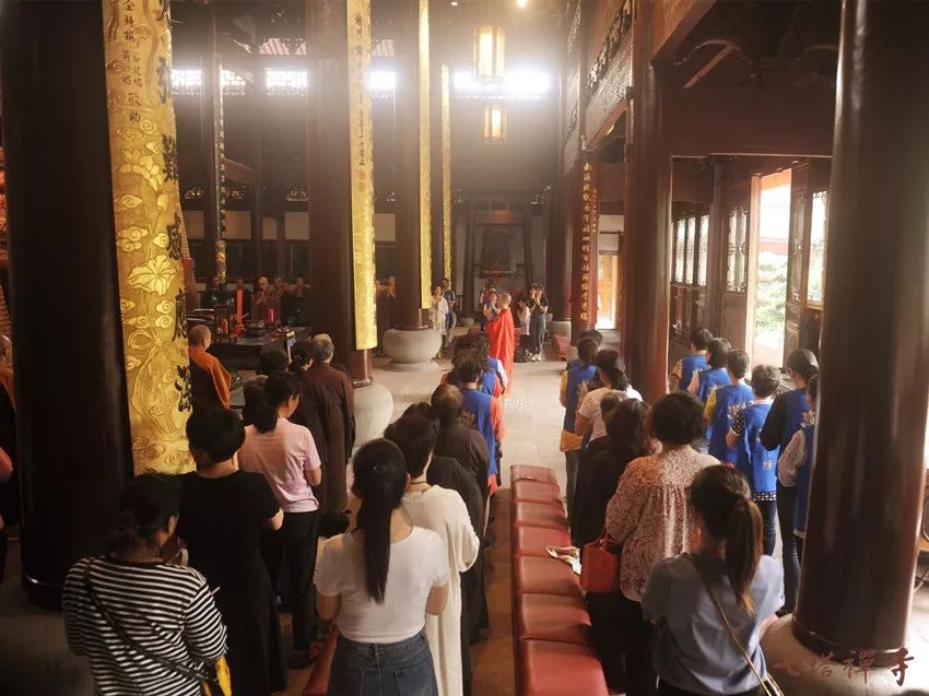 七塔禅寺举行中华人民共和国成立70周年升国旗仪式暨祈福法会