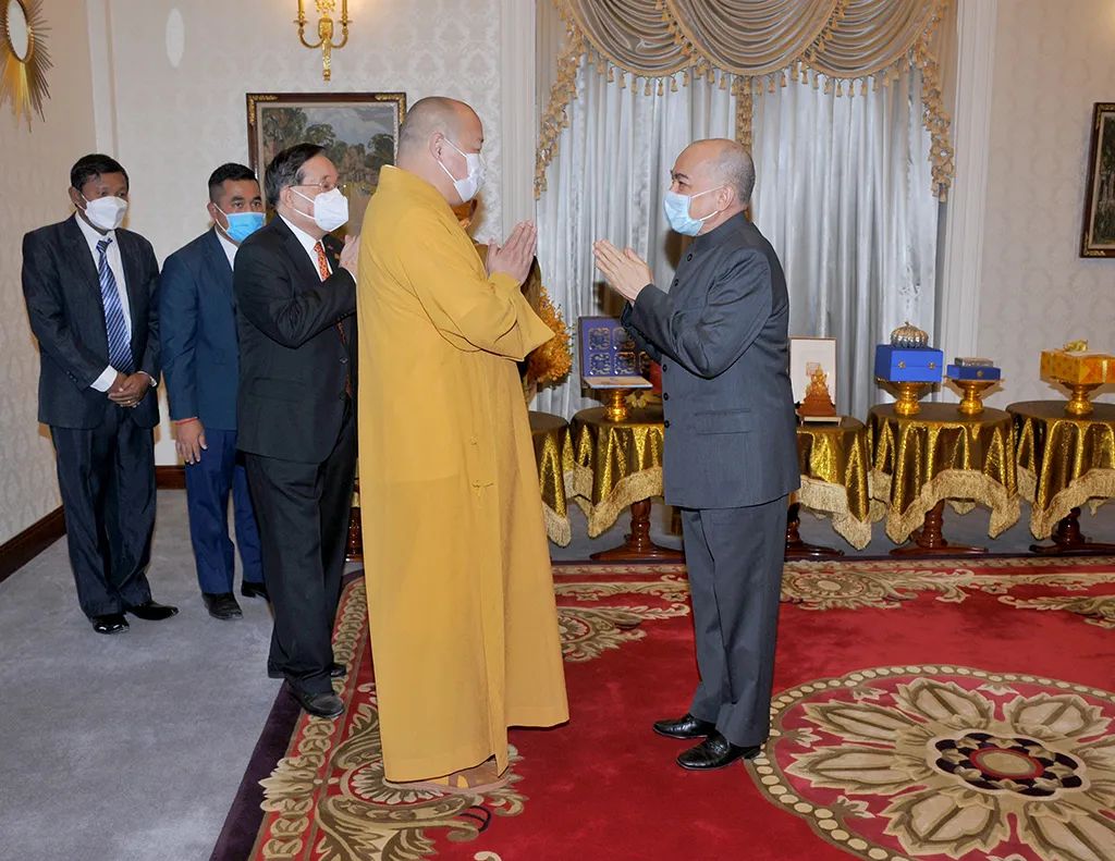 西哈莫尼国王会见南海佛教圆桌会代表 驻柬大使王文天出席论坛并致辞