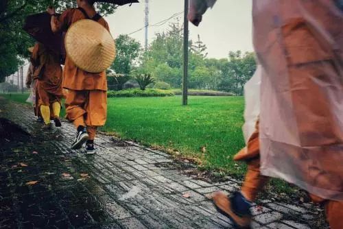 行脚只是徒步旅行?佛门“踏破铁鞋”的修行方式了解一下