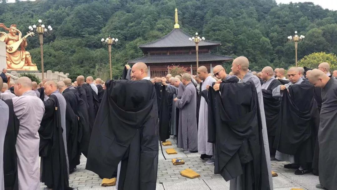 【传戒专题】雪窦山资圣禅寺三坛大戒法会 第六日:教穿袍搭衣、礼佛忏悔