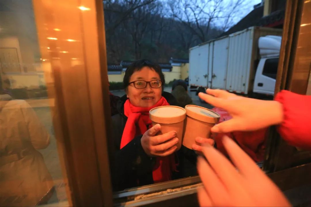 今年栖霞古寺腊八粥很特别：有料有劲道更有温暖