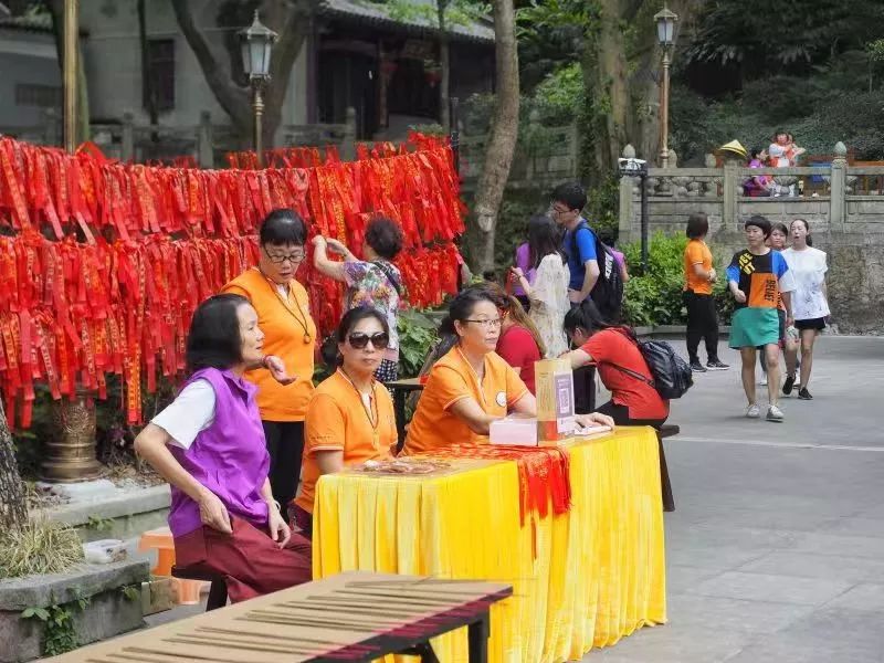 九九重阳，信众登高临古寺为长辈祈福