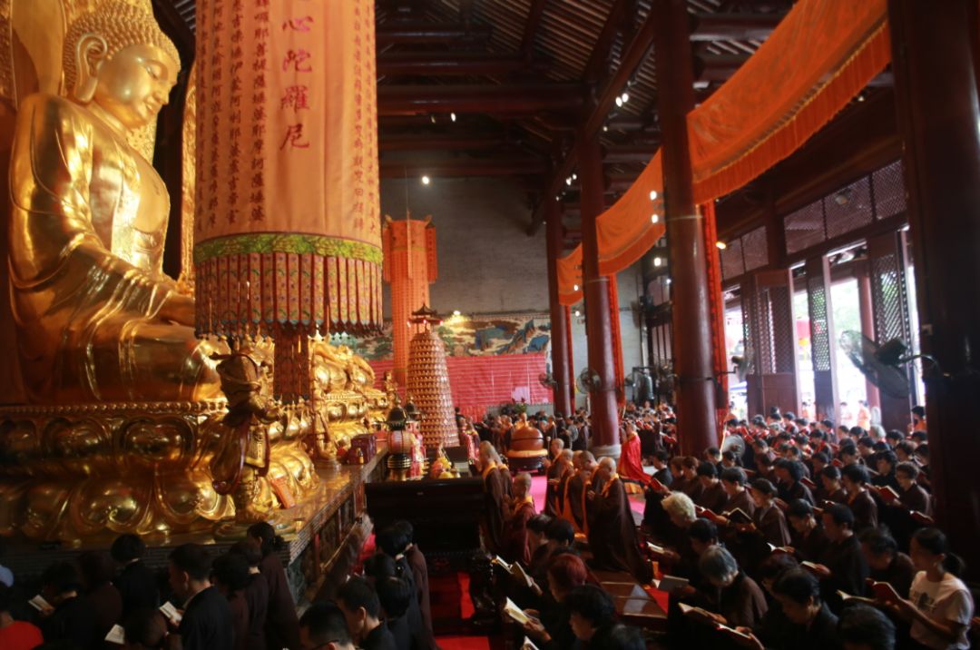 广州大佛寺举行中秋拜月活动 弘法大楼前传灯祈福世界和平