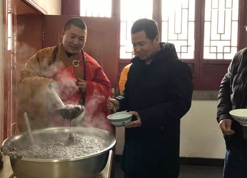 己亥年少林寺广施腊八粥:禅心施福粥,粥香溢全球