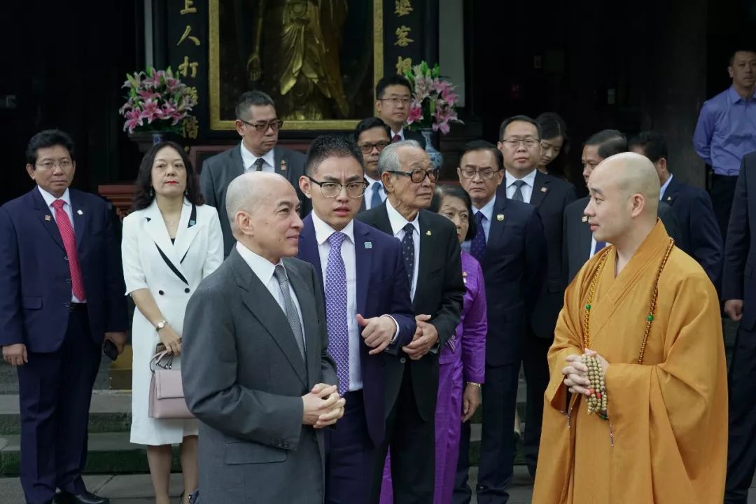 柬埔寨国王西哈莫尼访问成都文殊院