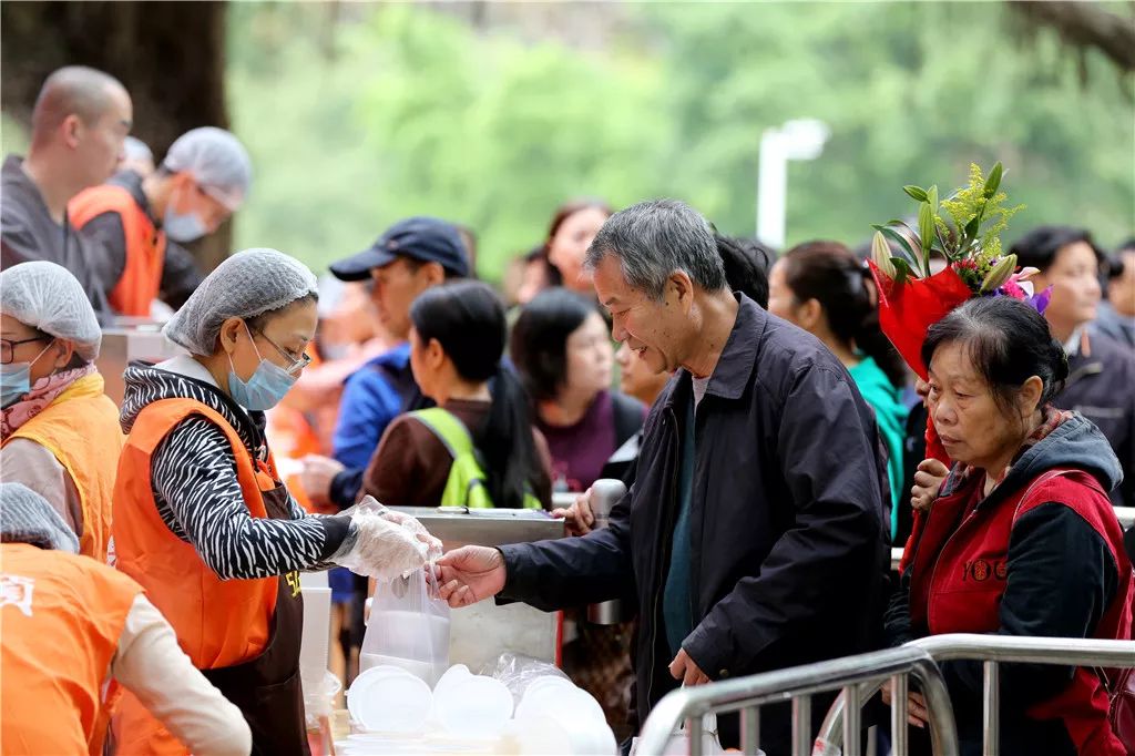 腊八暖粥，情满鹏城——释迦牟尼佛成道日弘法寺举办腊八福粥会